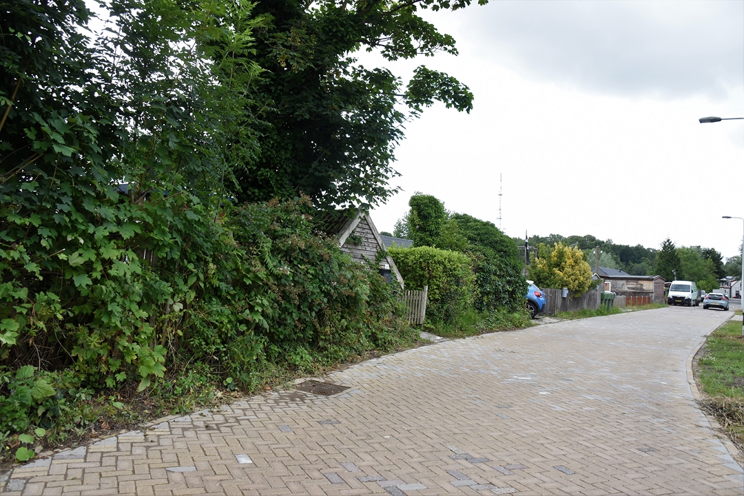 De walkant is altijd eigendom gebleven van de gemeente, maar de aanleg van tuinen, parkeerplaatsen, schuren en schuttingen werd altijd gedoogd.