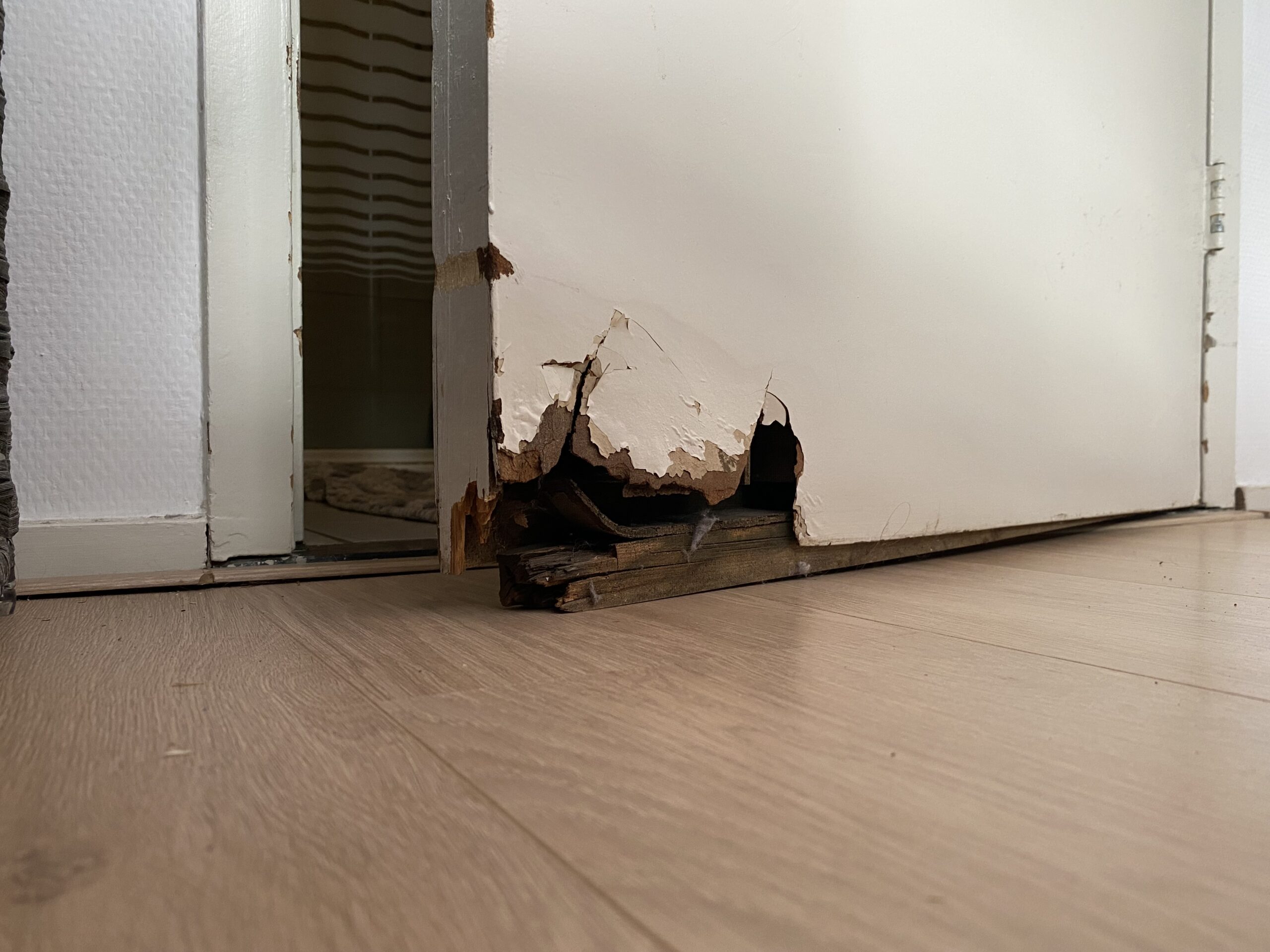 De badkamerdeur van een van de bewoners. Al een jaar proberen ze daar een nieuwe voor te krijgen.