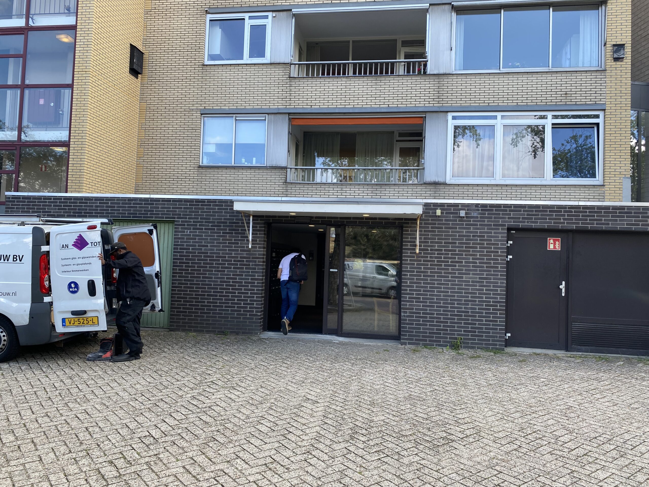 De ingang van het wooncomplex