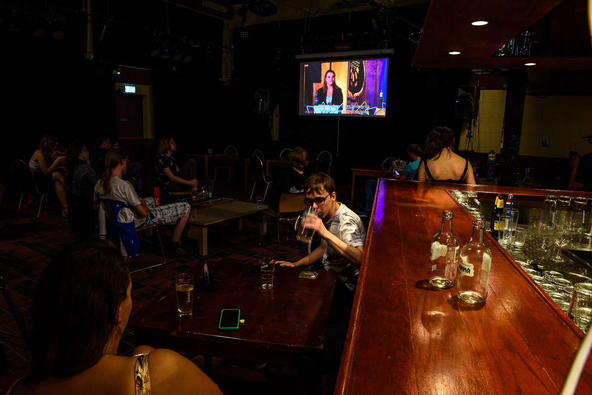 Op studentenvereniging Catena wordt het voorzittersdebat door leden gevolgd.