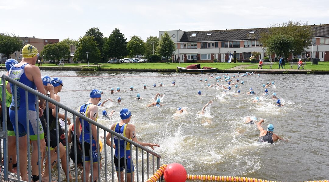 Honderden sporters in actie tijdens Triathlon van Leiderdorp
