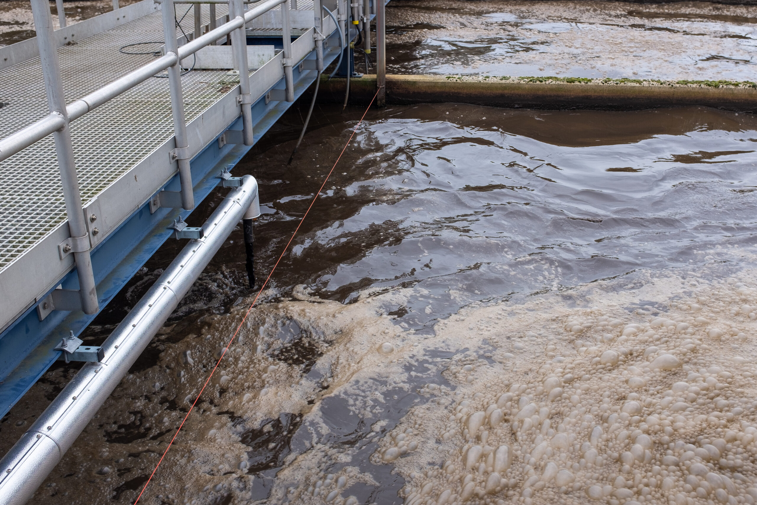 Water met poederkool stroomt het reguliere zuiveringssysteem in