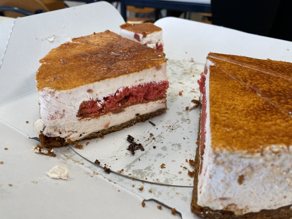 Een stukje taart voor de bezoekers.