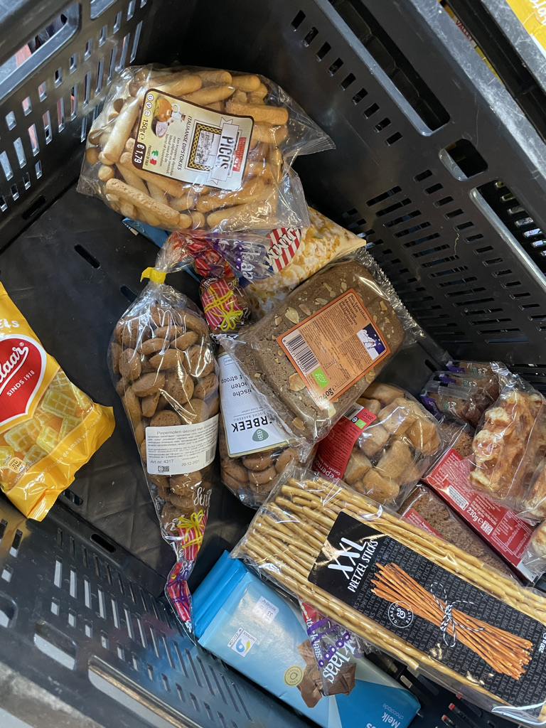 De eerste zakken met pepernoten.