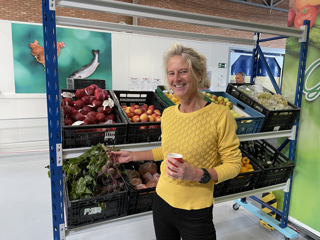 Paula van Kesteren showt de bieten uit de eigen groentetuin Bontekoe.