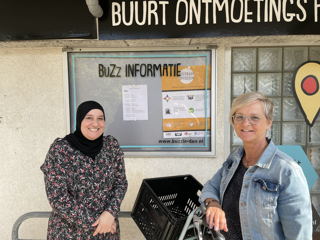 Naima Reggani (Buzz Leiden) en Christien Hoek (SOL Leiden) namen het initiatief voor Weerbaar opvoeden in Leiden