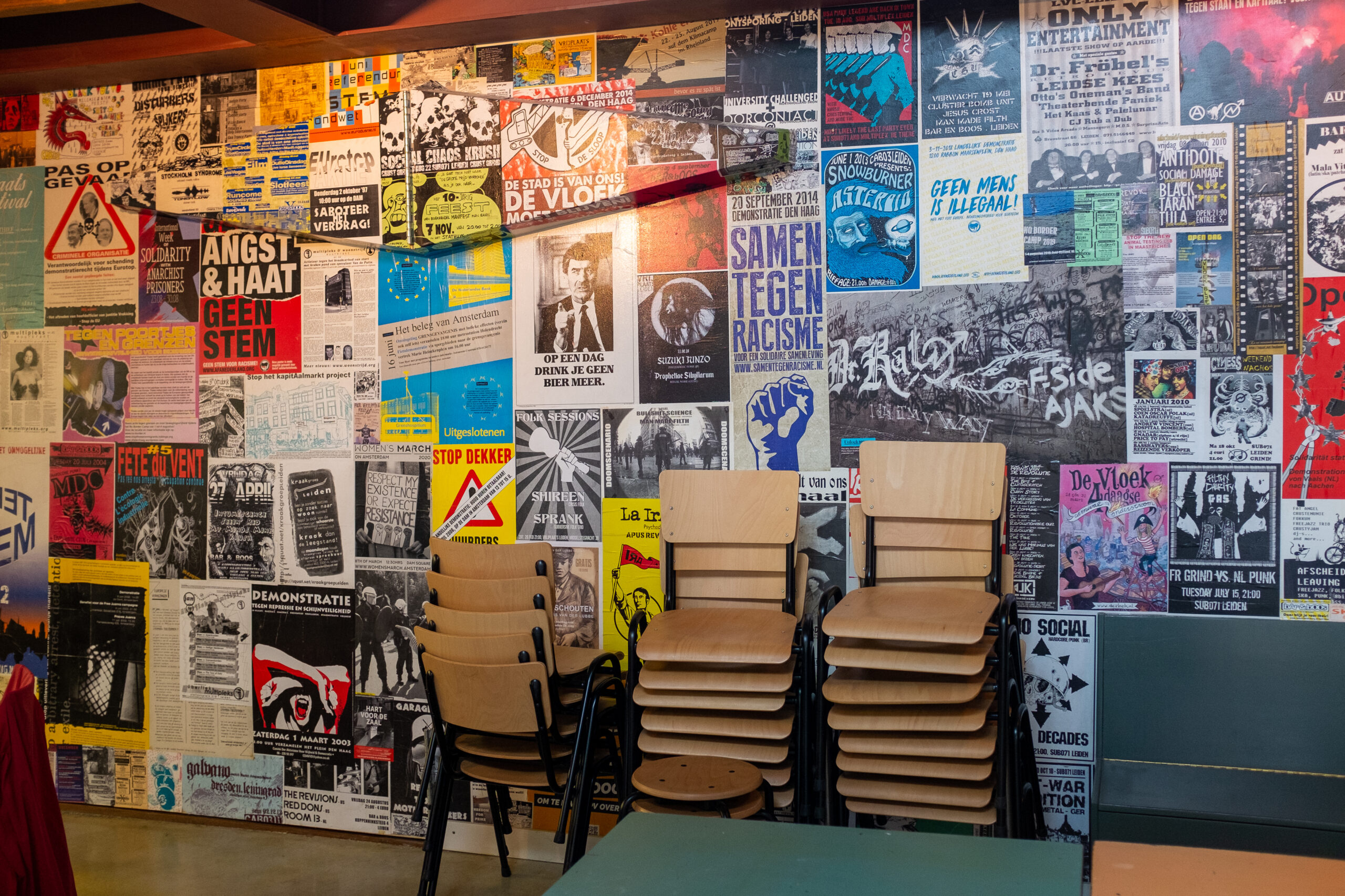 De hoek van de muur kan aan de scharnier open naar de zaal