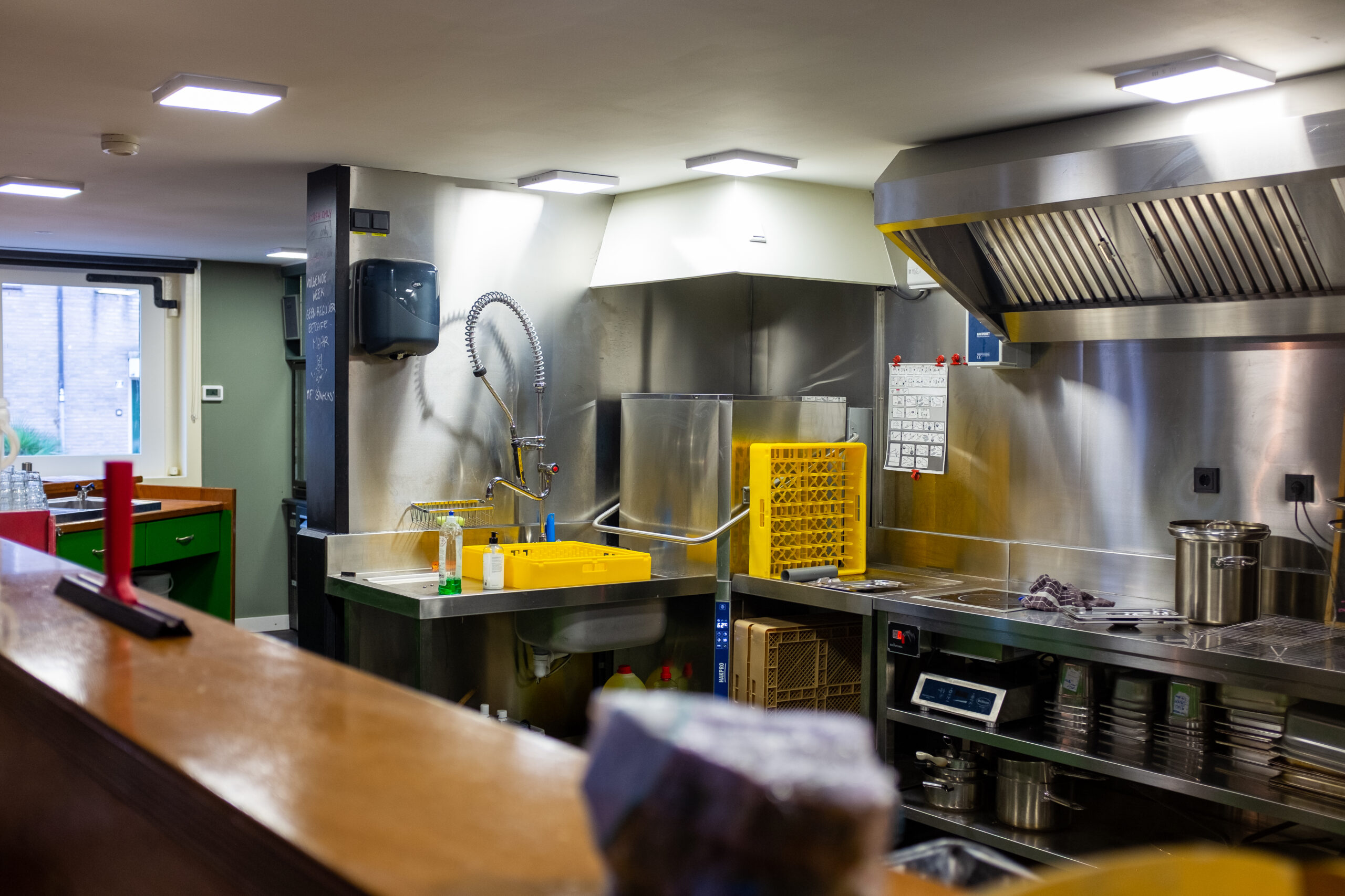 De keuken gebruikt inductieplaten in plaats van gasfornuizen