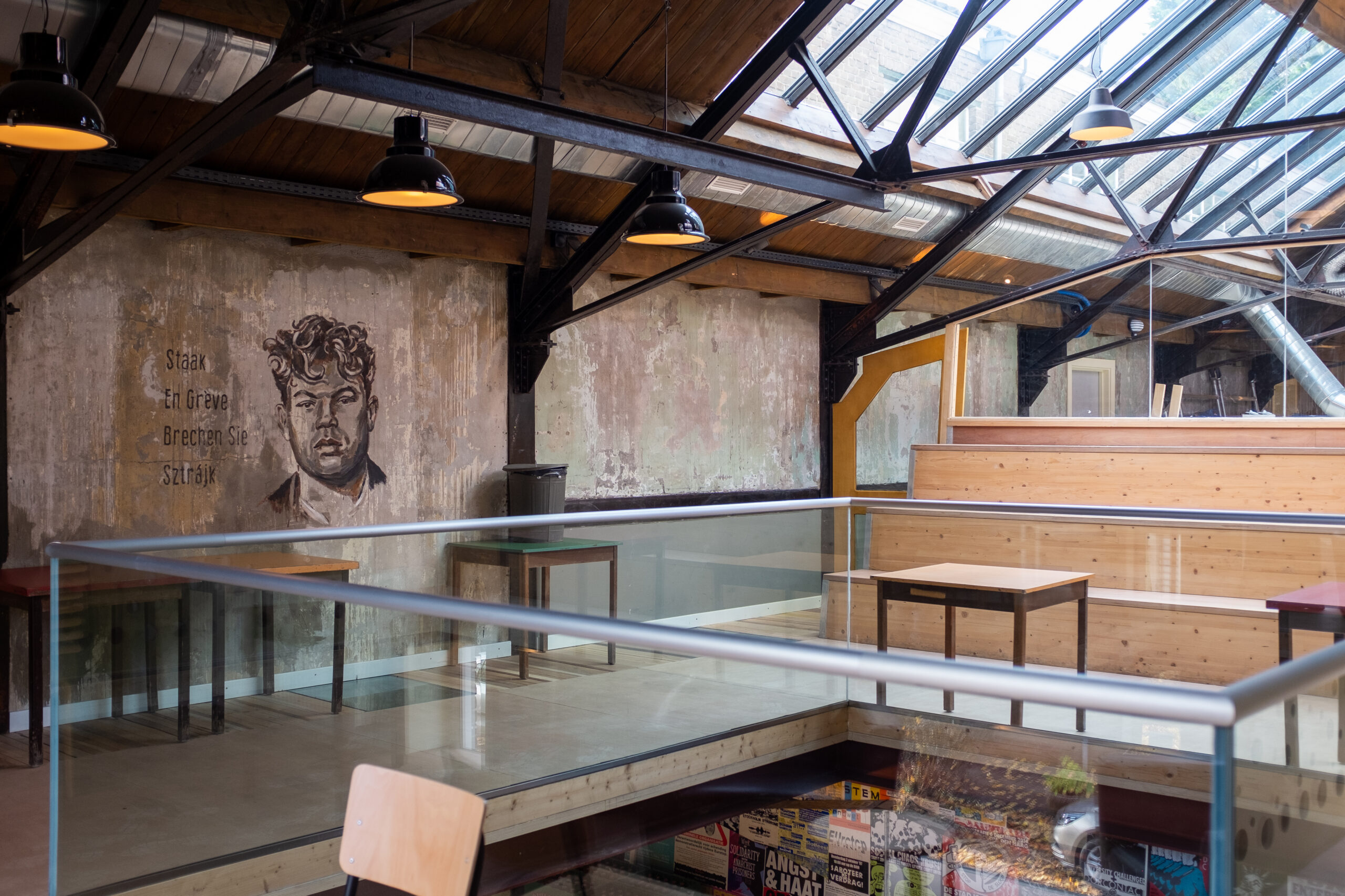 Het glazen dak is van een speciaal isolerend en geluidsempend glas