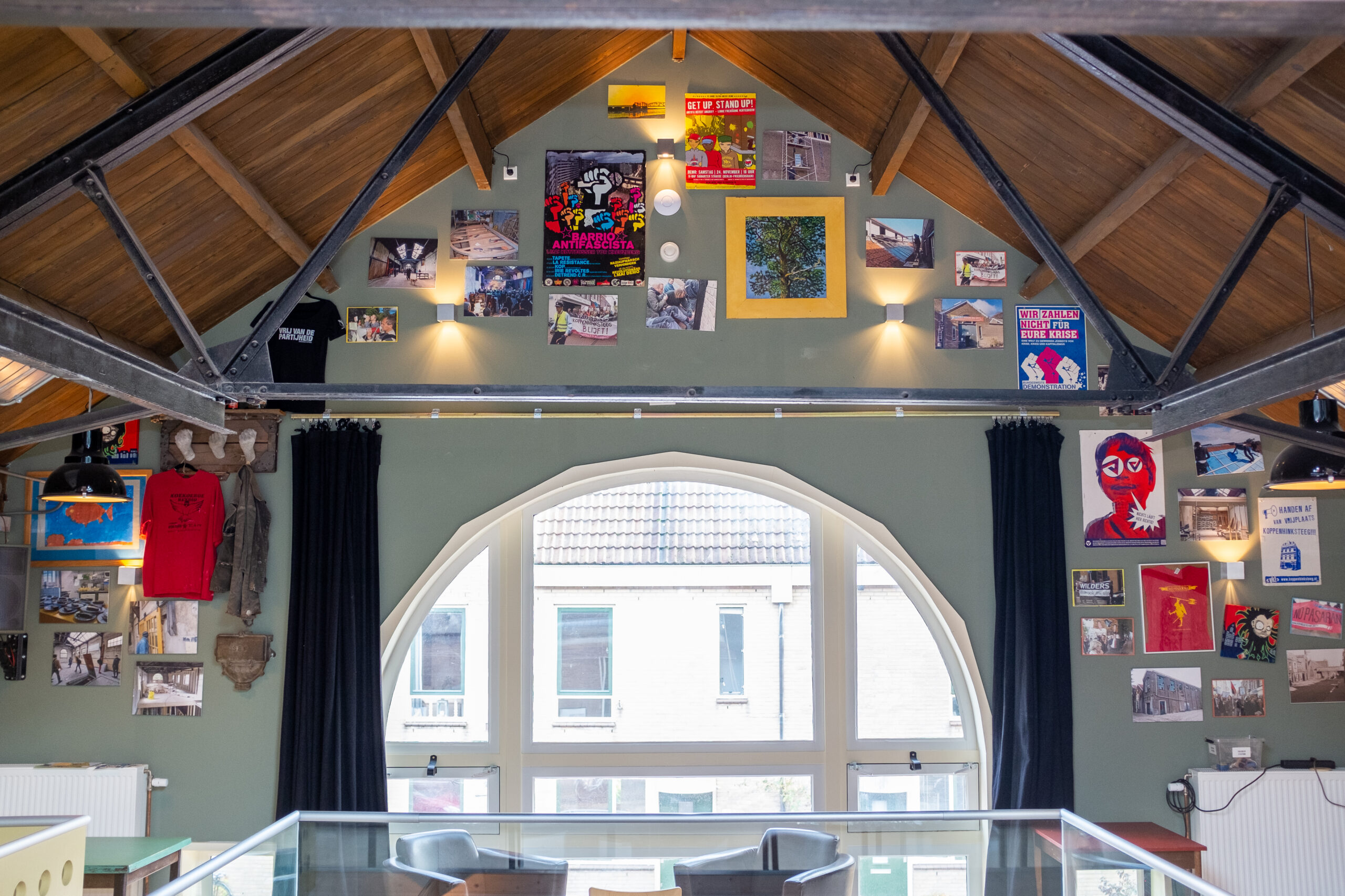 Voor het raam kan een dia-scherm naar beneden gelaten worden