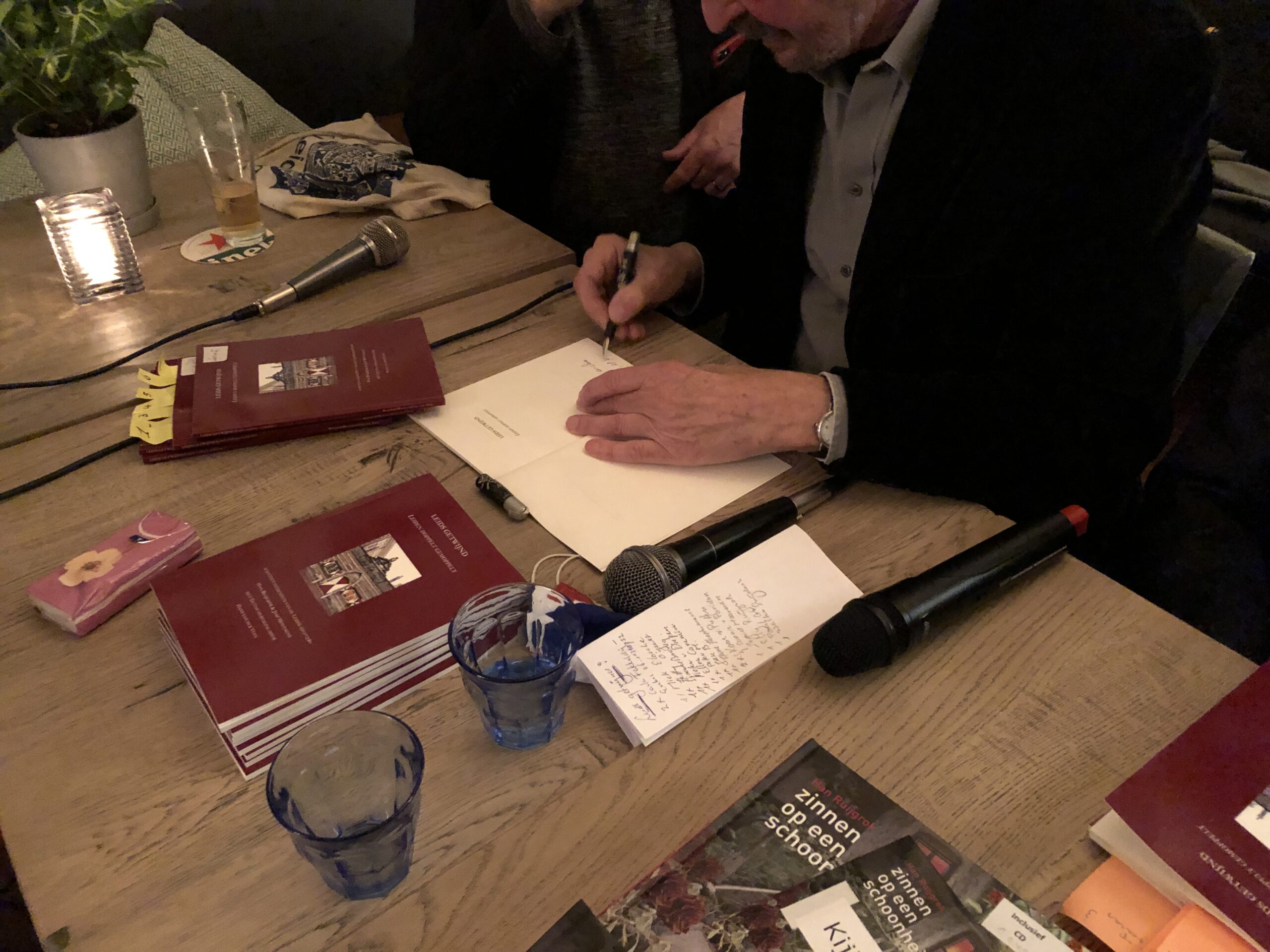 Signeren dichtbundel Leids Getwijnd