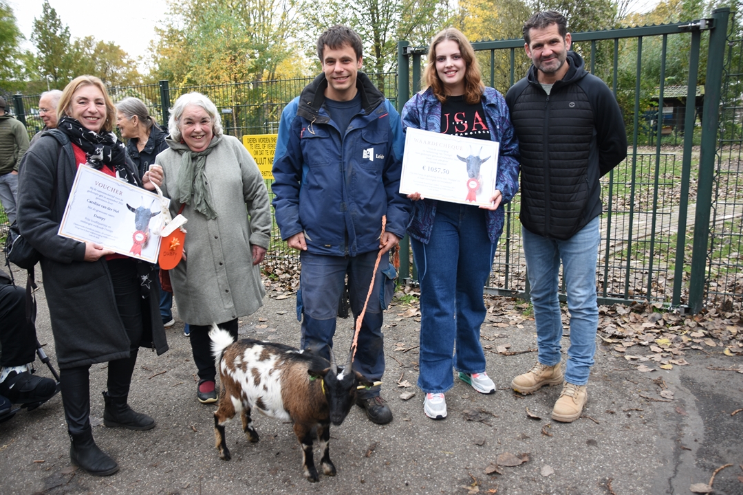 Rechts: David Brandwijk, tweede van rechts: Vera van Wanrooij, grijze jas: Loes de Blok