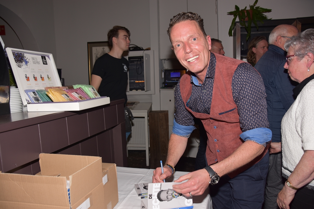 Rob Geus signeert zijn autobiografie