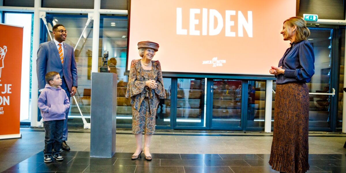 Prinses Beatrix in Leiden voor uitreiking Jantje Beton Prijs