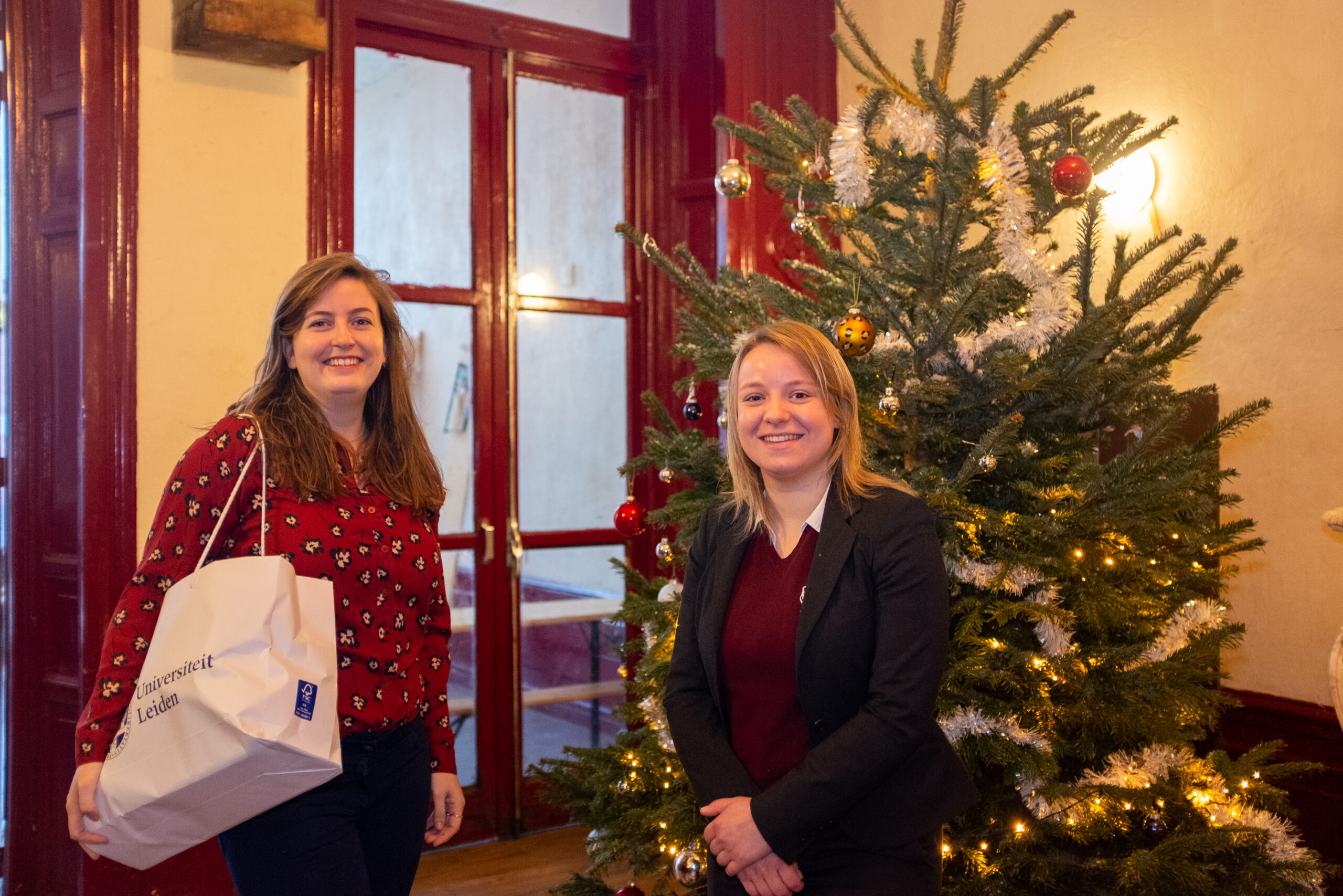 Kirsten Lelieveld van de universiteit en Floor Meijer, bestuurslid van Augustinus