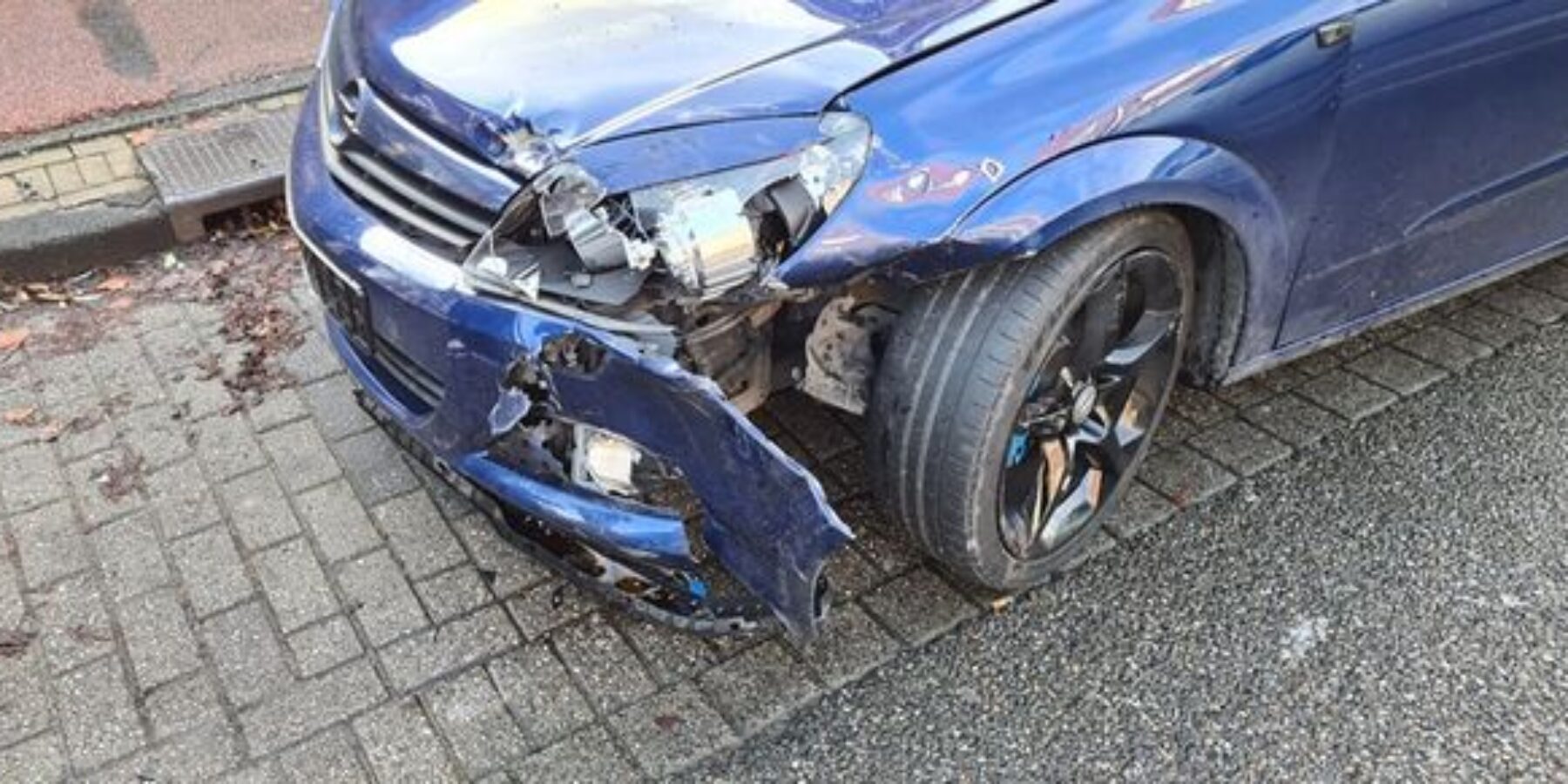vertraging Vergelding hersenen Auto flink beschadigd na aanrijding op Lage Rijndijk | Sleutelstad