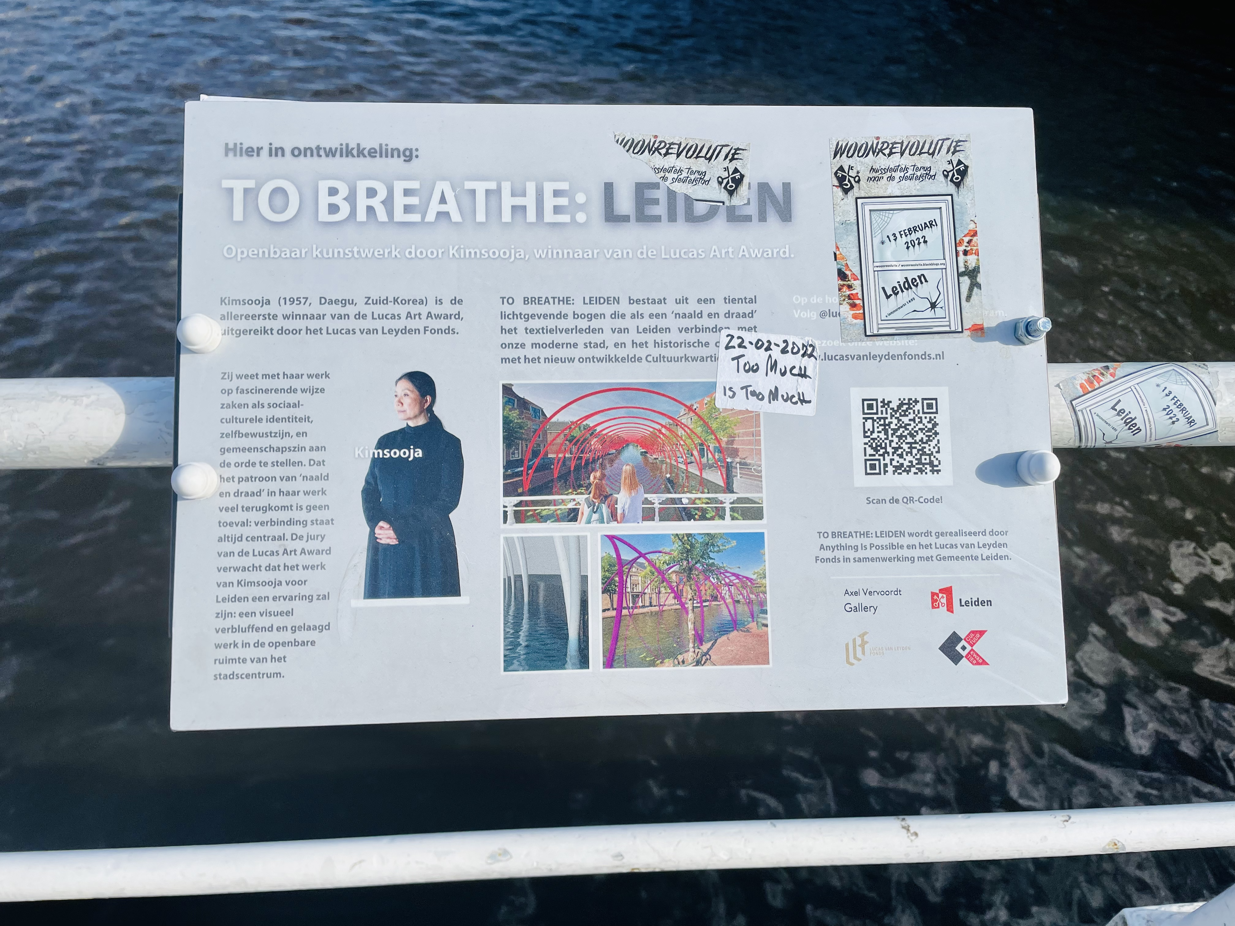 Een bordje op de Turfmarktbrug. (Foto: Mandana Sotodeh)