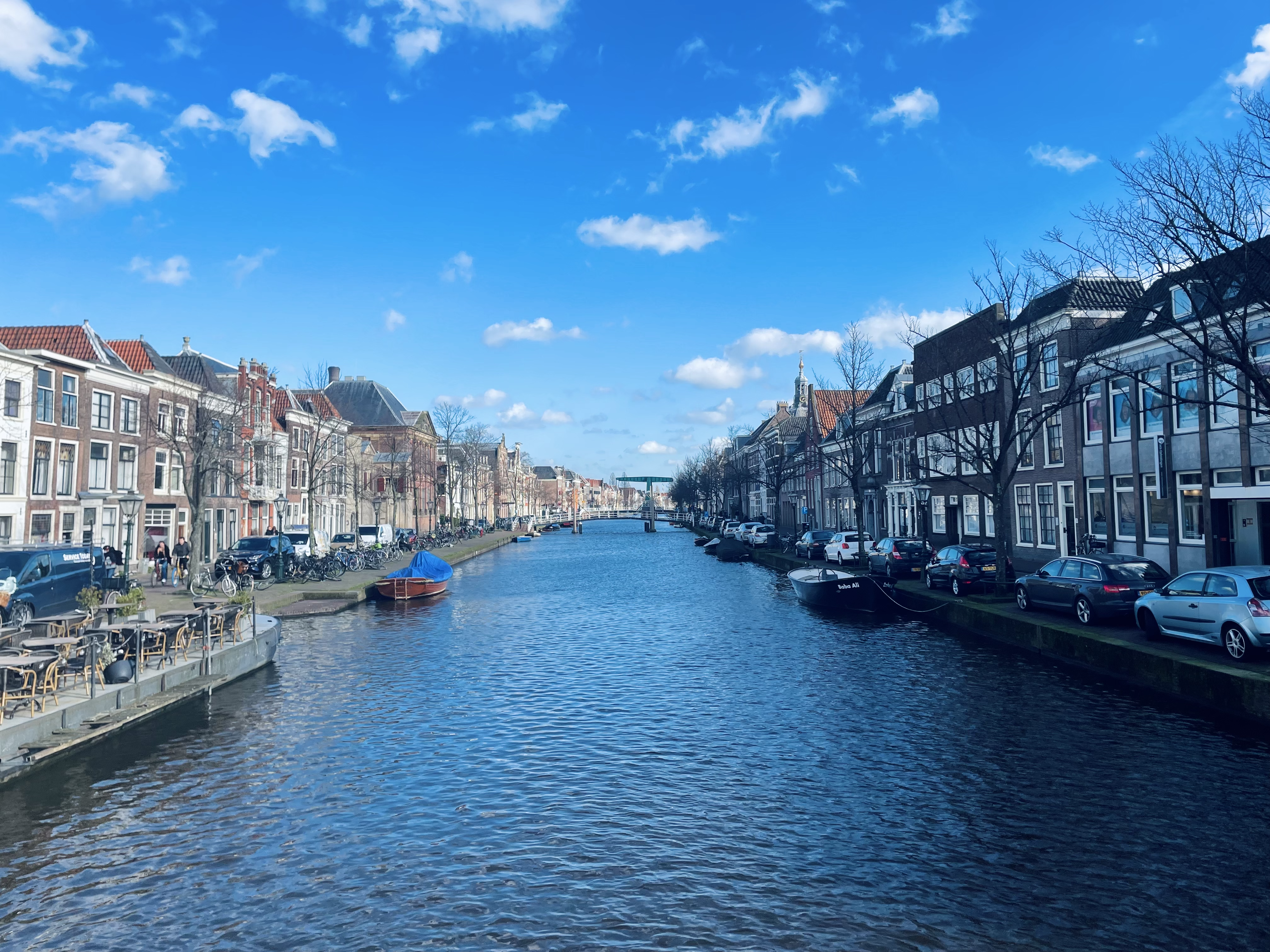 Op deze plek ter hoogte van de Lakenhal moet het kunstwerk komen. (Foto: Mandana Sotodeh).