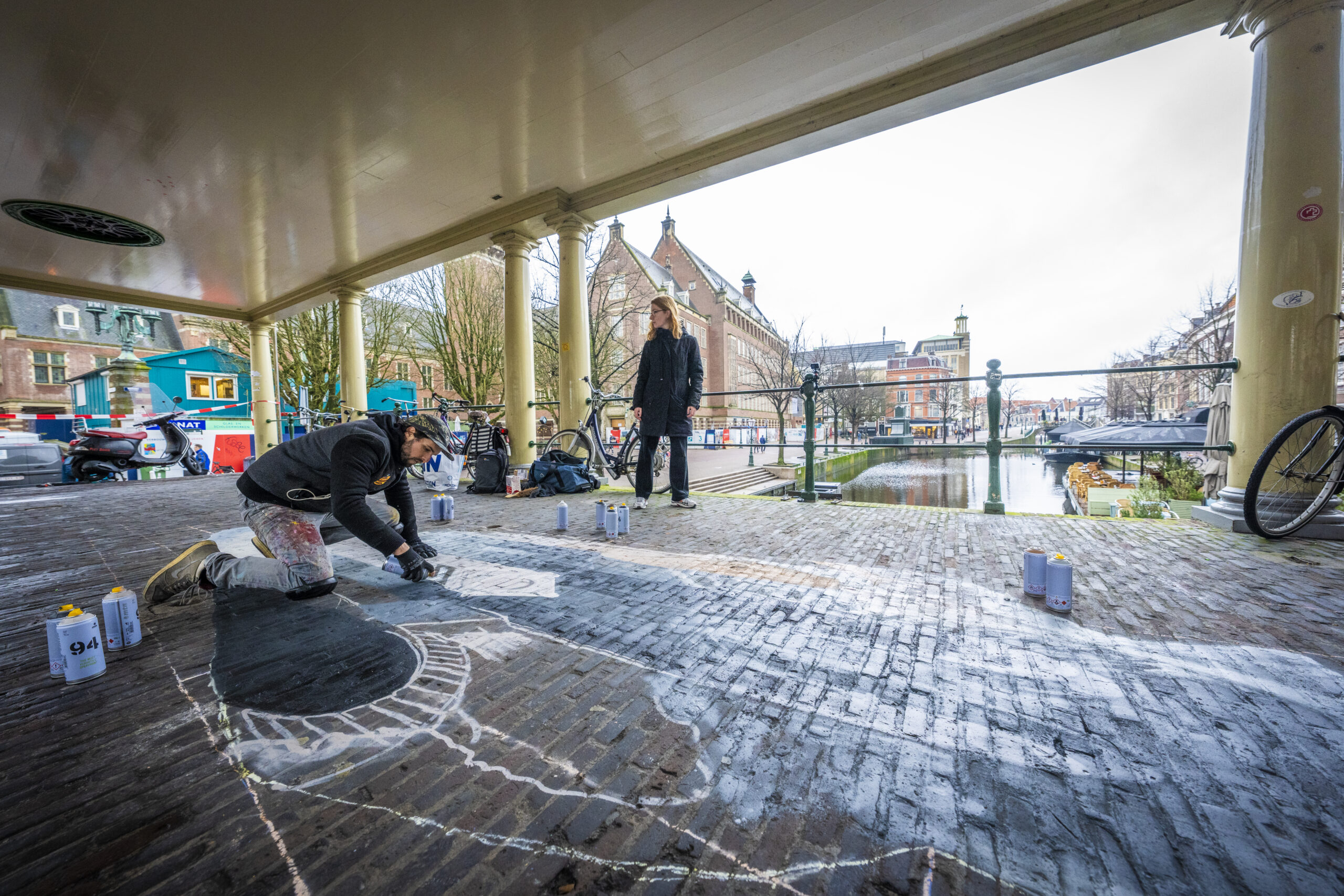 Rijksmuseum van Oudheden laat 3D kunstwerk aanbrengen onder de Koornbrug Leiden