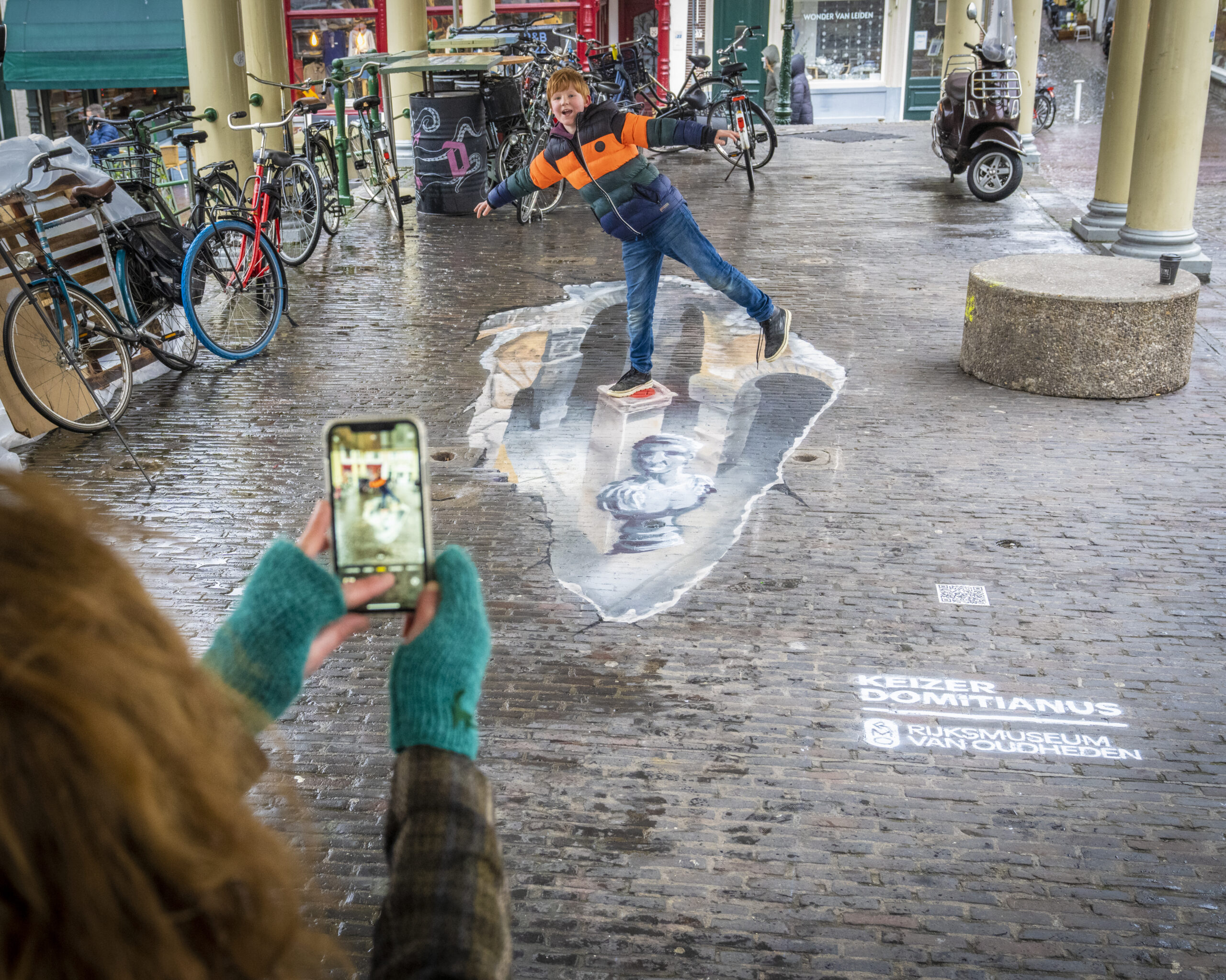 Rijksmuseum van Oudheden laat 3D kunstwerk aanbrengen onder de Koornbrug Leiden