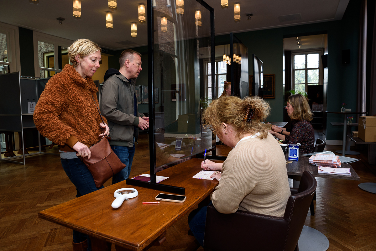 Menno en Mirella Schepers komen hun stem uitbrengen - Foto door: Rob van Dullemen ©