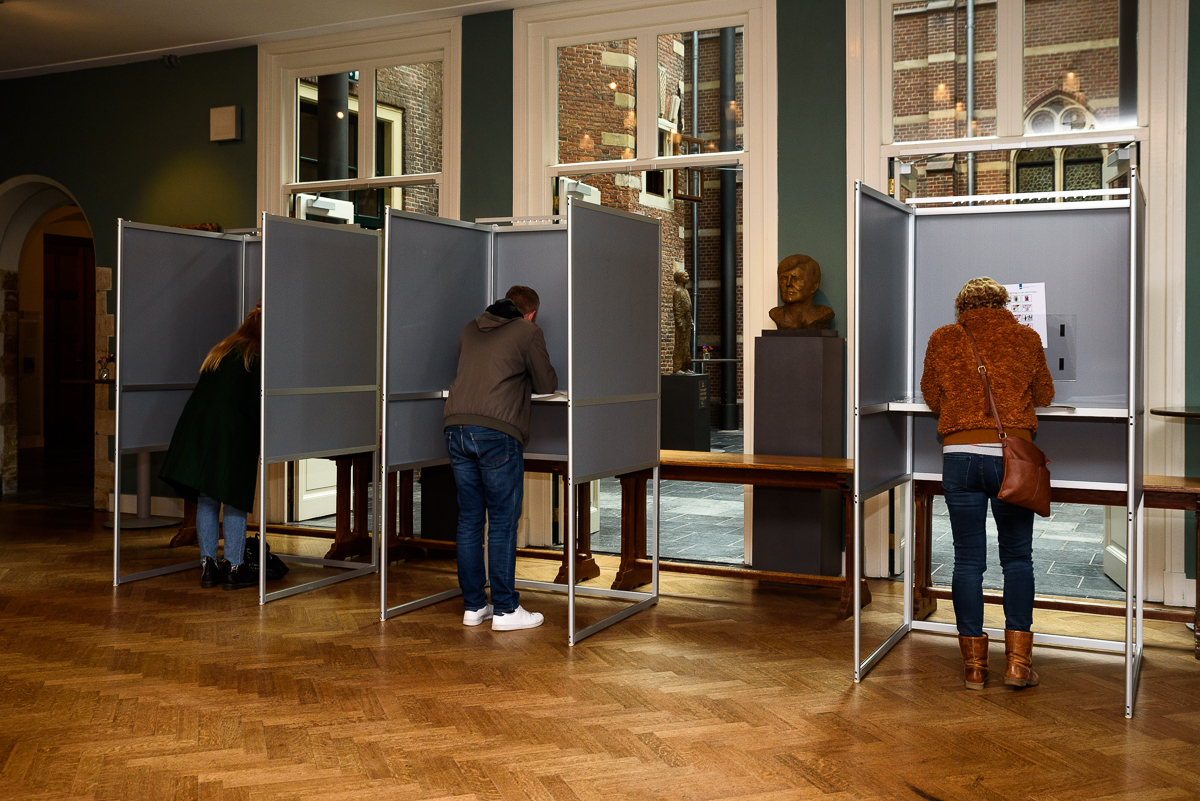 Het borstbeeld van Koning Willem-Alexander kijkt toe op het stemproces - Foto door: Rob van Dullemen ©