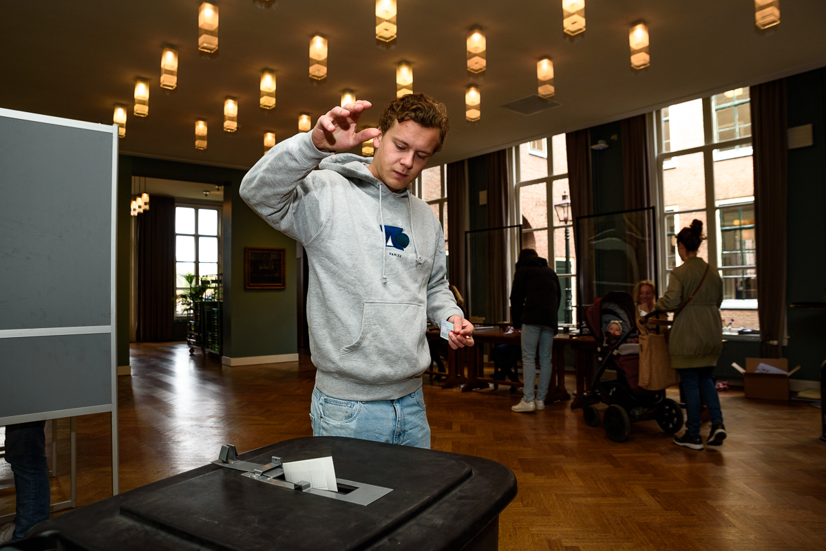 Stemmen bij het academieggebouw gemeenteraad Leiden_ - Foto door: Rob van Dullemen ©