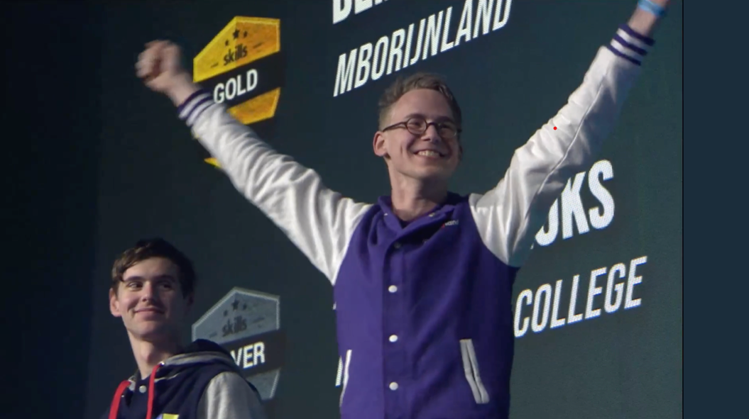 Demian van Vugt op het podium, hij won goud.