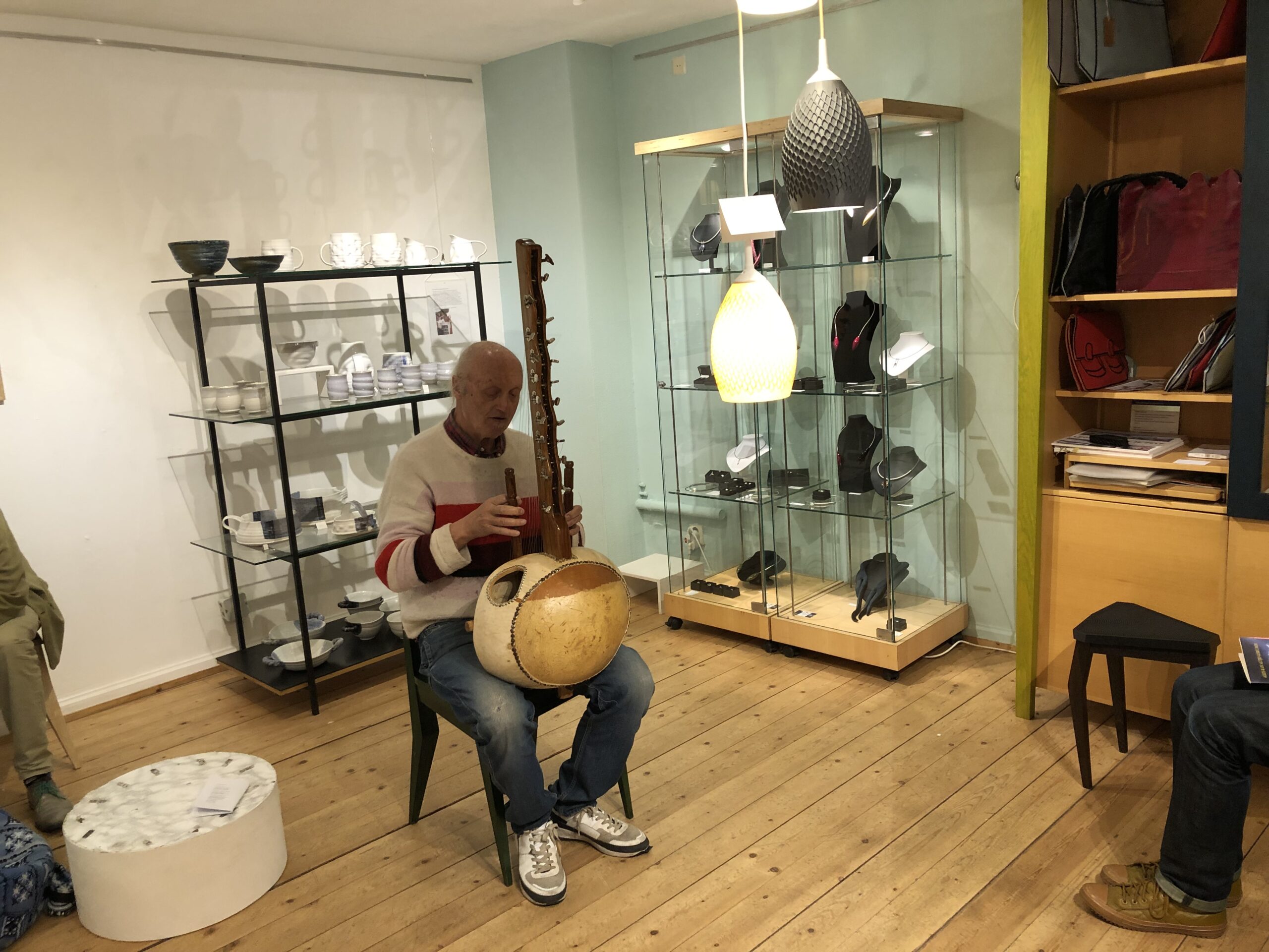 Rik van Boeckel bespeelt de Kora