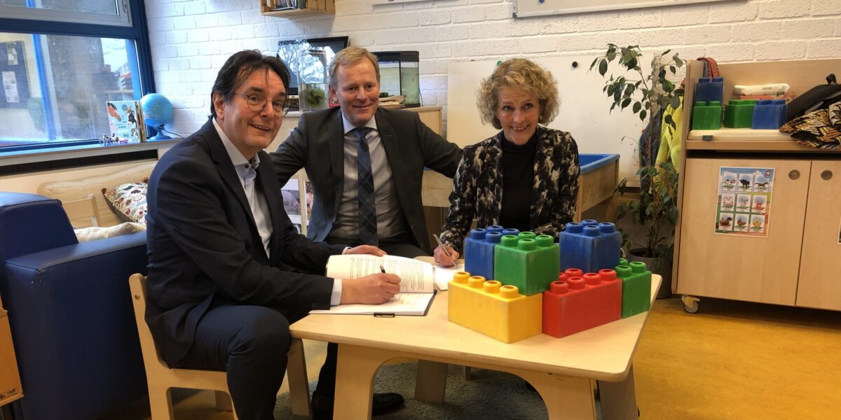 Handtekeningen zijn gezet: nieuwbouw Bernardusschool Zoeterwoude kan starten