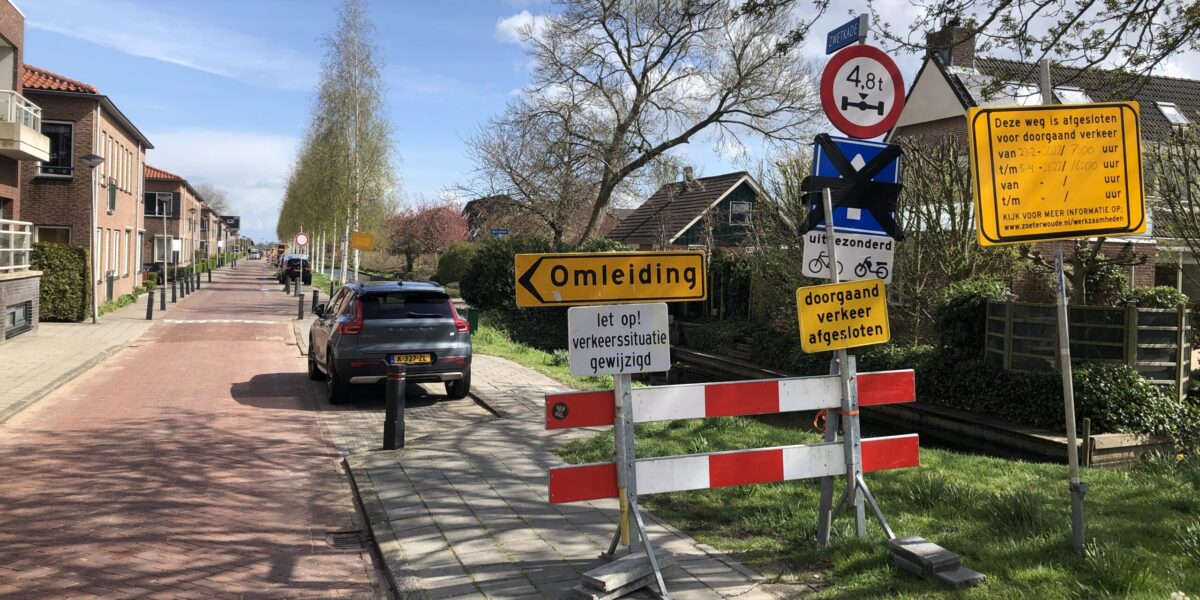 Zwetkade Zoeterwoude langer dicht: gemeente voert extra werkzaamheden uit