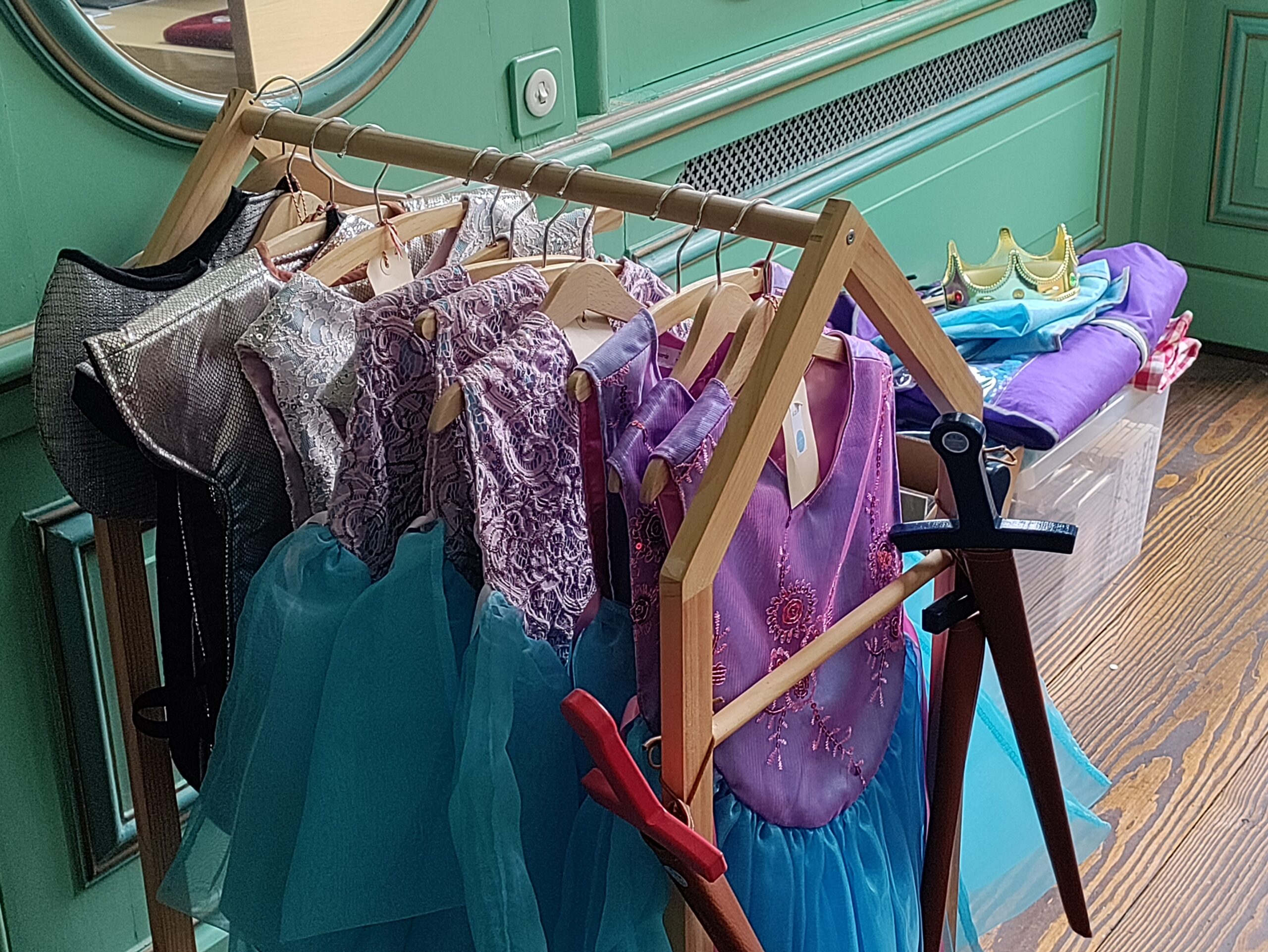 Te koop in museumwinkel: prins- en prinsesjeskostuums. (Foto: Roeland van Wely). 