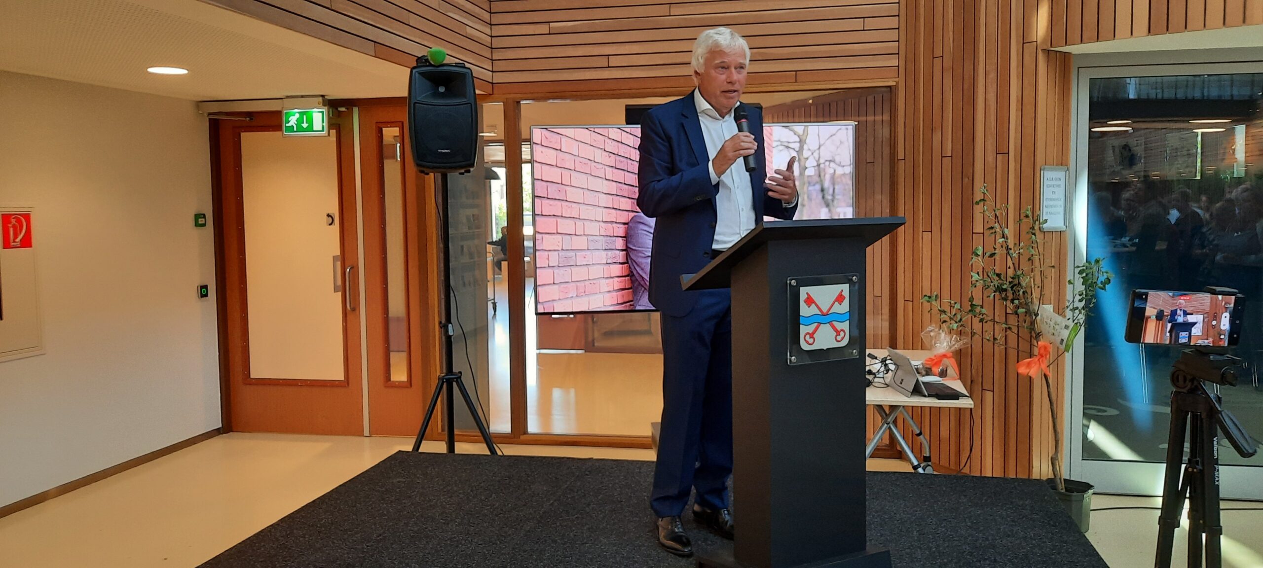 RCL-voorzitter Dick van der Bijl bedankte namens alle sportverenigingen Willem Joosten