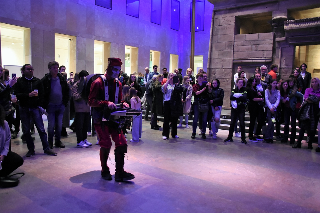 Theaterspel met Feniksen in het Rijksmuseum van Oudheden