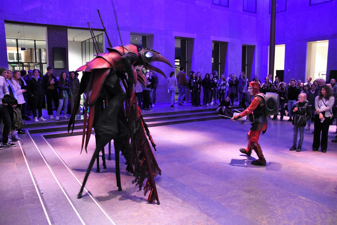 Theaterspel met Feniksen in het Rijksmuseum van Oudheden