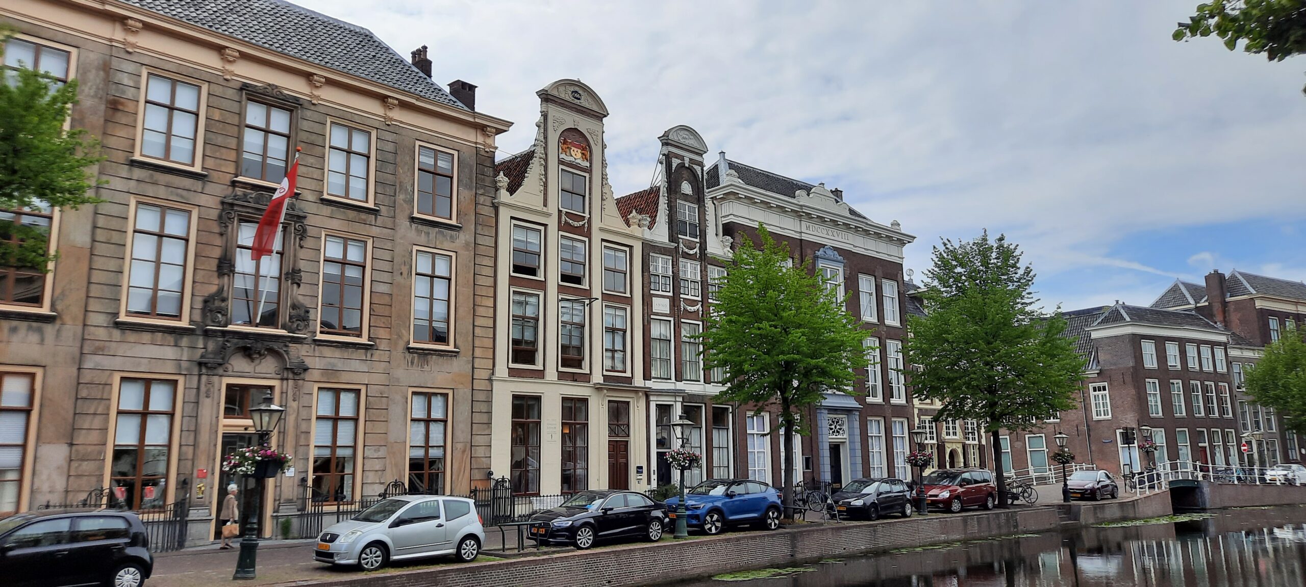 Rapenburg 31 (het gebouw met de beige muren)