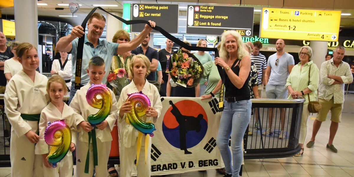 Leidse taekwondogrootmeester onder luid applaus onthaald op Schiphol Sleutelstad Leidse taekwondogrootmeester onder luid applaus onthaald op Schiphol Sleutelstad