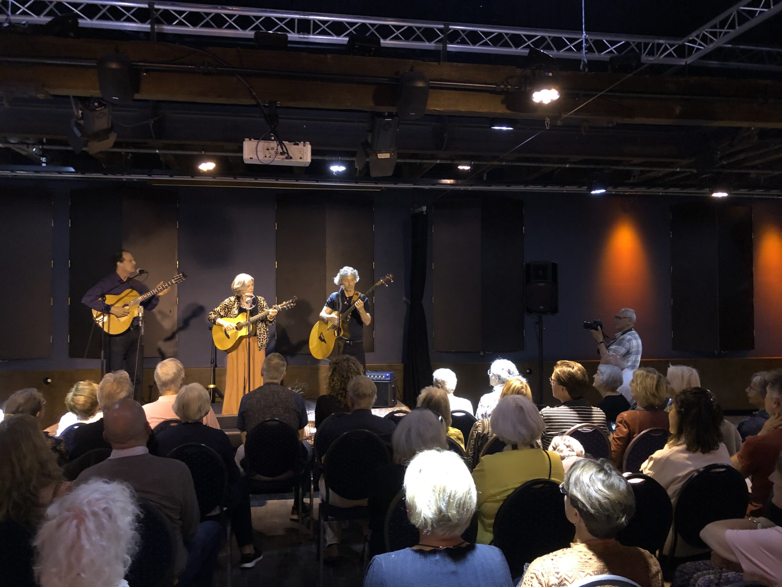 Lenny Kuhr met begeleiding van Mischa Kool op bas en Reinier Voet op gitaar