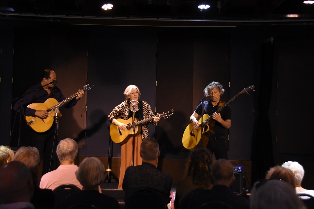 Lenny Kuhr met begeleiding van Mischa Kool op bas en Reinier Voet op gitaar