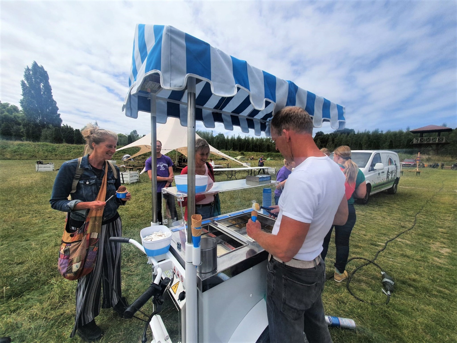 IJs halen op de Buurtcamping in Park Matilo (foto: Kim Bakker)