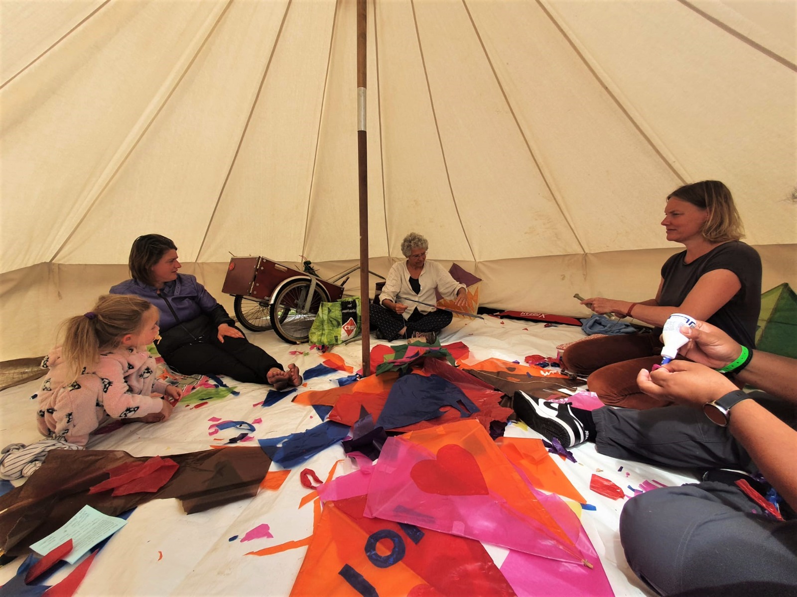Vliegers maken op de Buurtcamping in Park Matilo (foto: Kim Bakker)