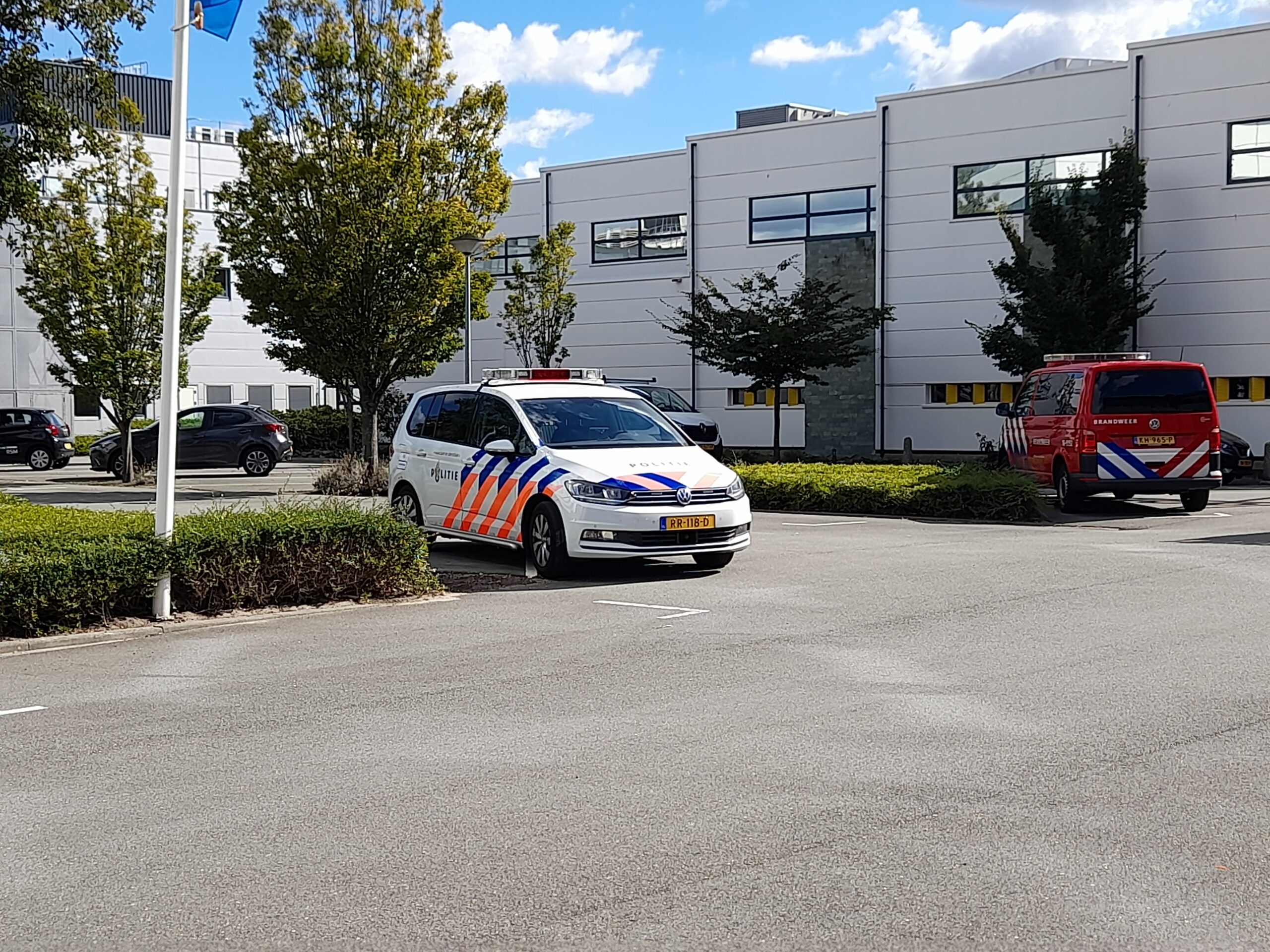 LEIDEN - Woensdagmiddag 21 september rond 12.25 uur is een vrouw gecontroleerd door een ambulanceverpleegkundige na een melding van vreemde lucht in het Kenniscentrum aan de Archimedesweg in Leiden. De brandweer heeft in het pand onderzoek gedaan en metingen verricht. Mogelijk is onderhoudswerkzaamheden aan het airco systeem de oorzaak geweest. De vrouw hoefde niet mee naar het ziekenhuis.