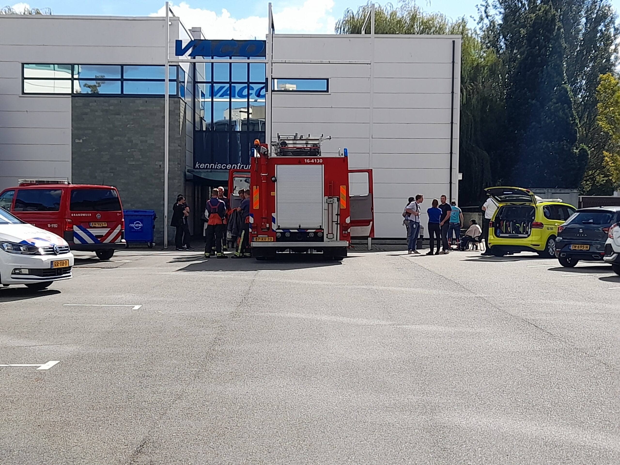 LEIDEN - Woensdagmiddag 21 september rond 12.25 uur is een vrouw gecontroleerd door een ambulanceverpleegkundige na een melding van vreemde lucht in het Kenniscentrum aan de Archimedesweg in Leiden. De brandweer heeft in het pand onderzoek gedaan en metingen verricht. Mogelijk is onderhoudswerkzaamheden aan het airco systeem de oorzaak geweest. De vrouw hoefde niet mee naar het ziekenhuis.