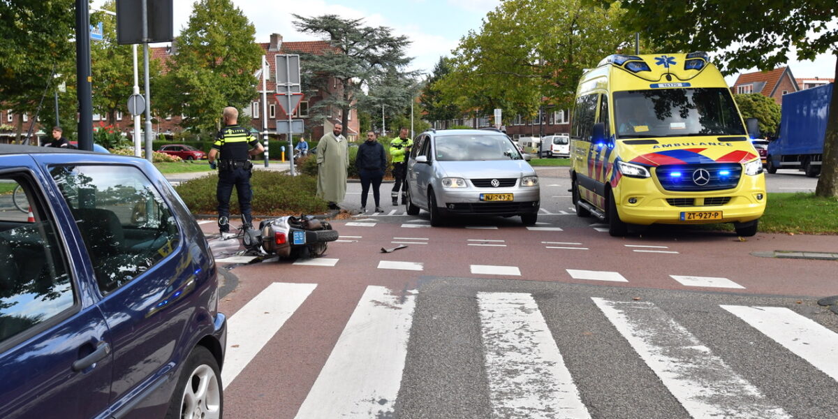 Aanrijding tussen scooter en auto op kruising Lammenschansweg Sleutelstad