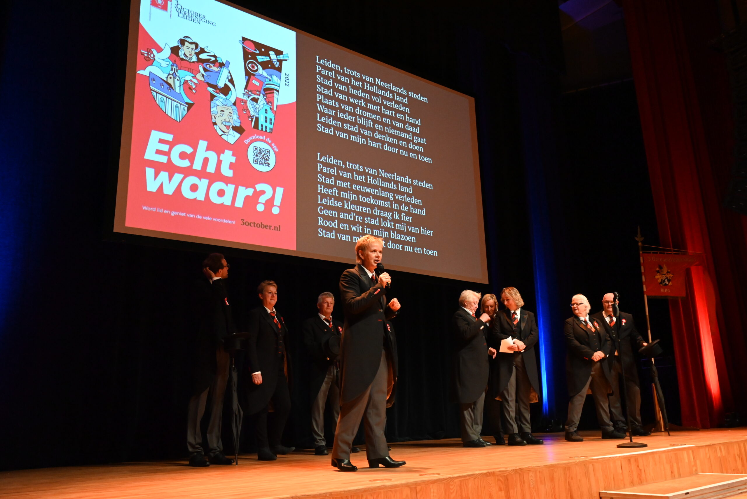 Presentatrice Bettina van Klaveren kondigt Leids volkslied aan