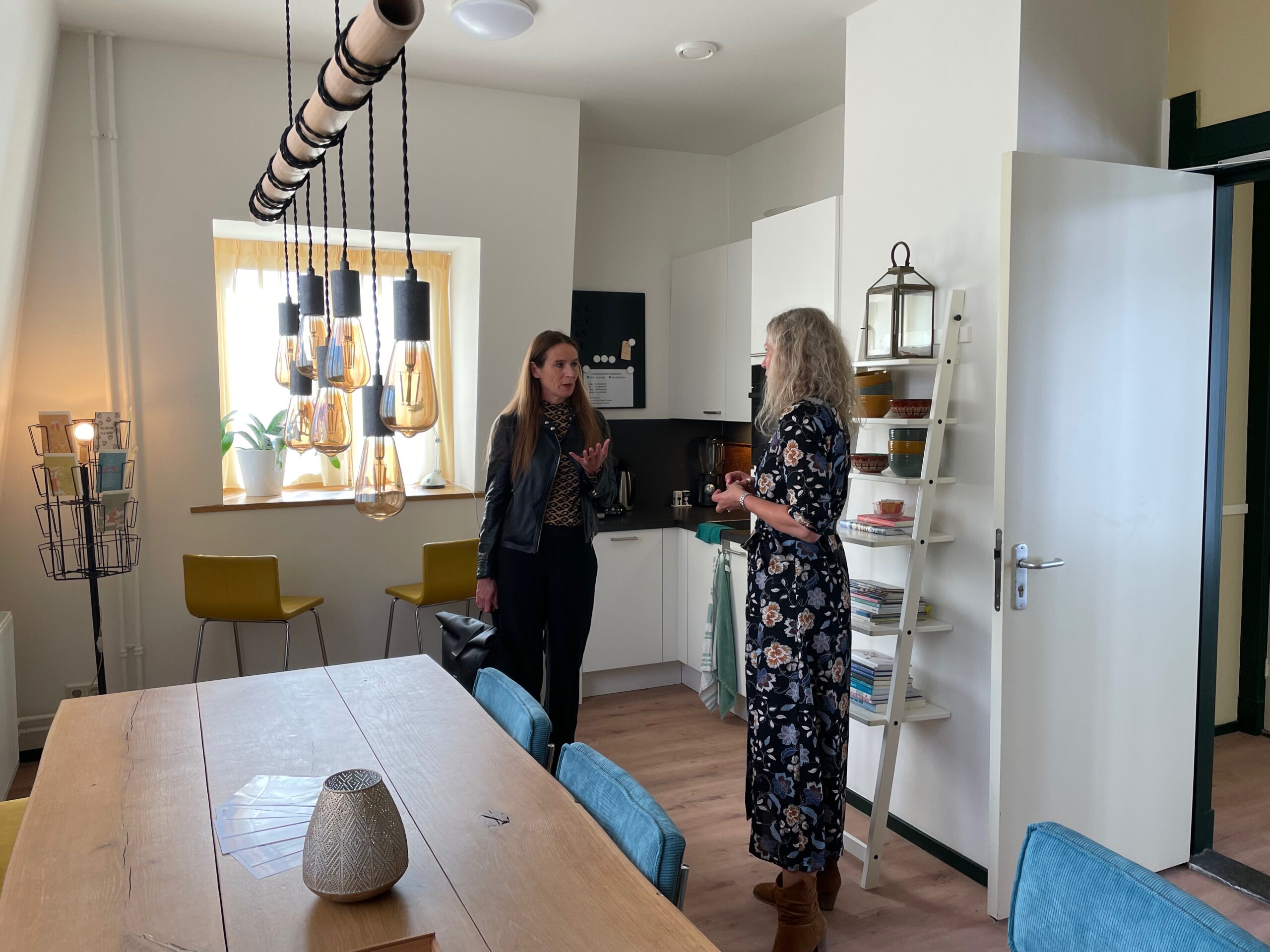 Wethouder Fleur Spijker krijgt een rondleiding van teamleider respijthuis Frouke Lampe in het respijthuis.