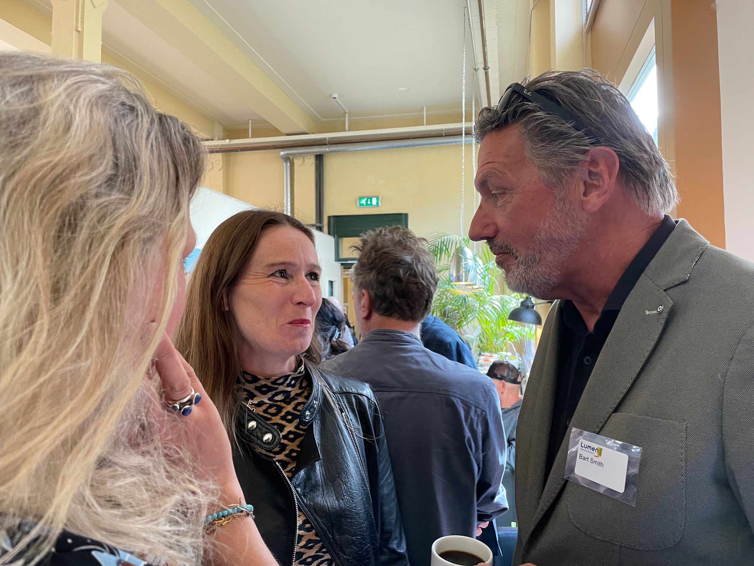 Wethouder Fleur Spijker in gesprek met directeur Bart Smith van Lumen en Frouke Lampe