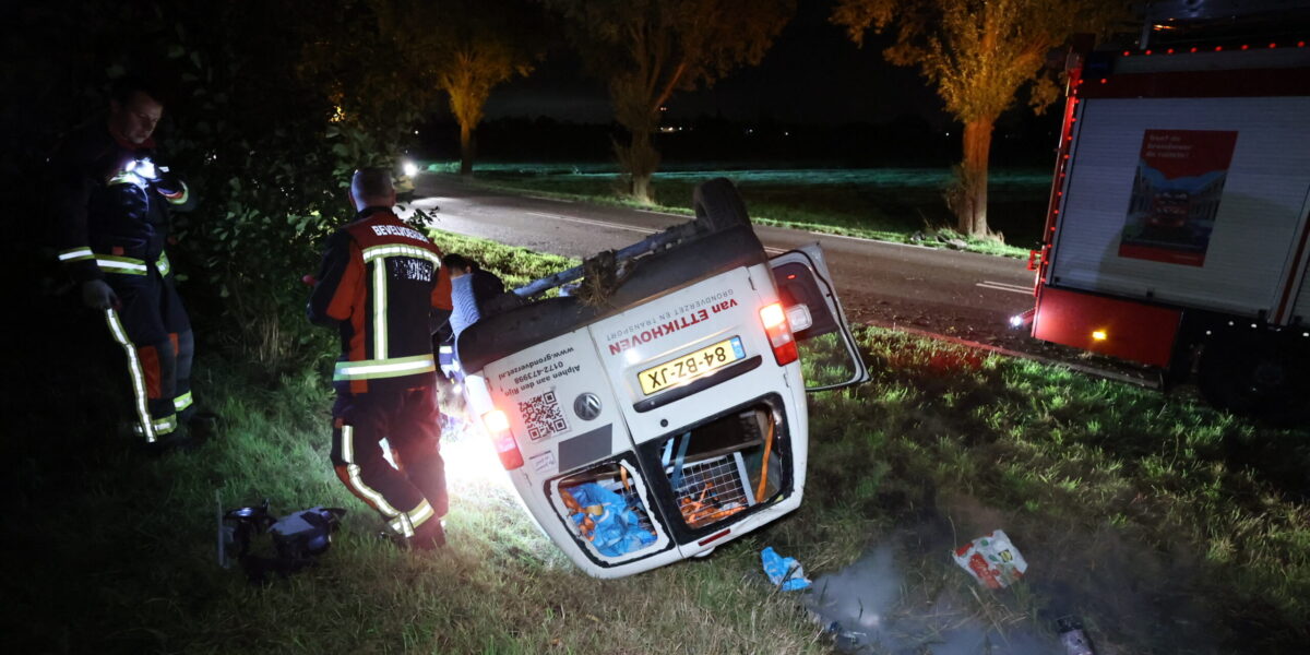 Bestelbus vol lachgasflessen over de kop bij Zoeterwoude