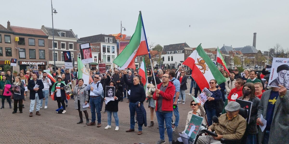 Honderden mensen betuigen steun aan vrouwen Iran | Sleutelstad