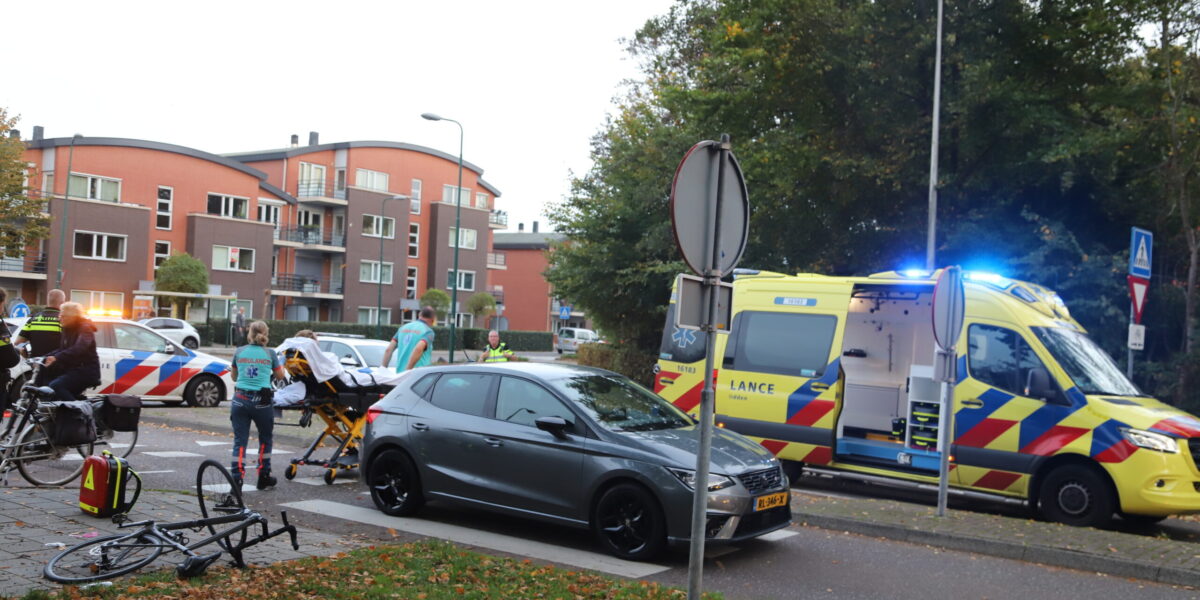 Fietser gewond bij aanrijding op Zoeterwoudse rotonde